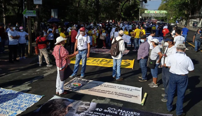 Salvadoreños conmemoran Acuerdos de Paz con marchas y reclamos por desapariciones y retroceso democrático