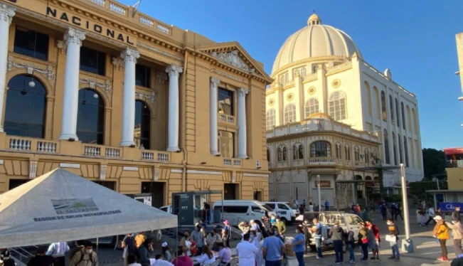Salvadoreños abarrotan Plaza Morazán para hacerse pruebas de covid-19