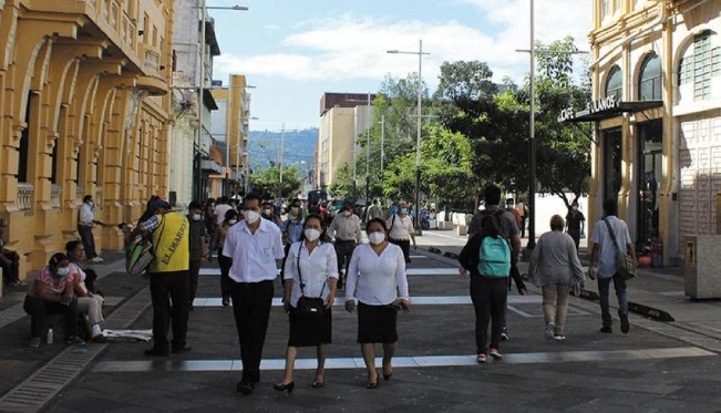 Seis de cada 10 salvadoreños respaldan la democracia pero avalarían que se rompan reglas