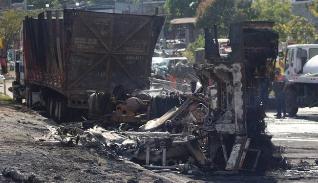 Un calcinado y 500 evacuados por incendio de pipa en Troncal del Norte