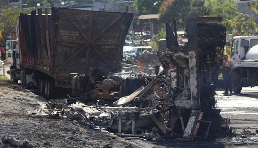 Un calcinado y 500 evacuados por incendio de pipa en Troncal del Norte