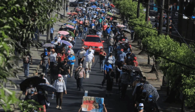 Maestros y policías marchan a Casa Presidencial para exigir reforma de pensiones