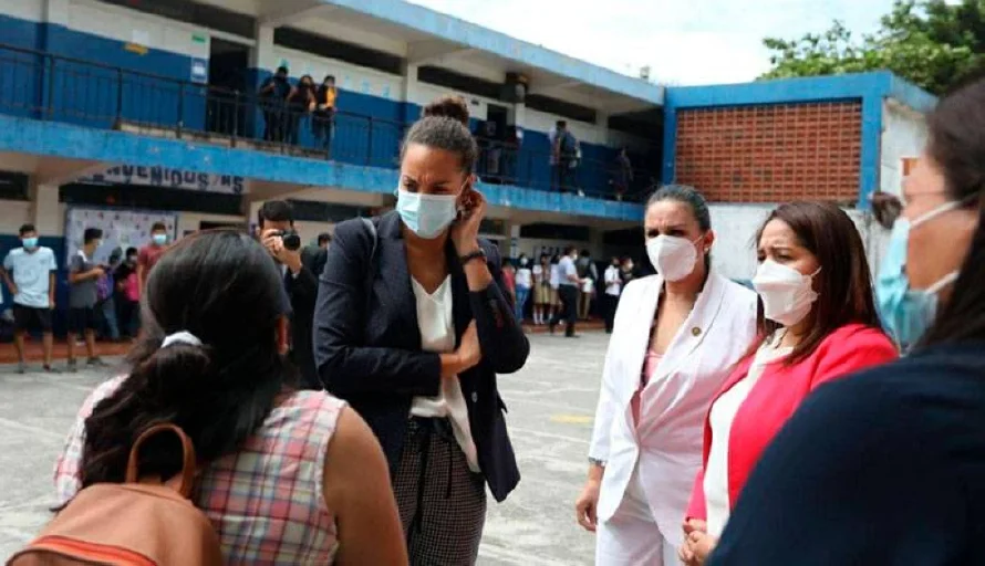 Arena dice el 66 % de escuelas están en mal estado y propone ley