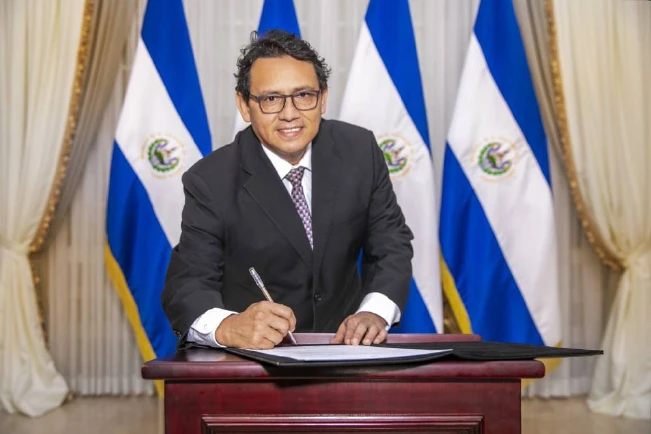 Juramentan a nuevo ministro de Educación