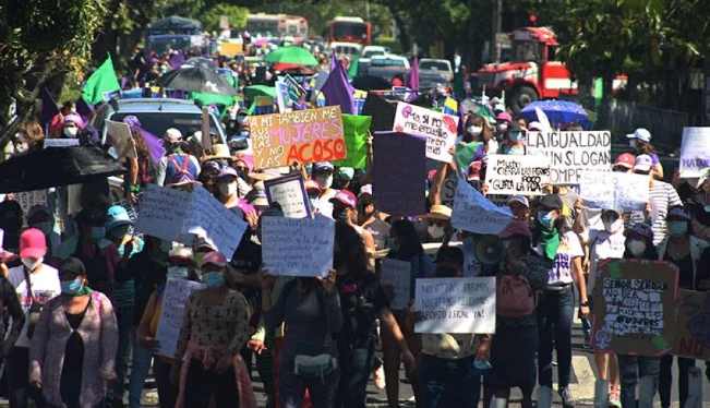 Defienden en marcha la ley contra la violencia a las mujeres