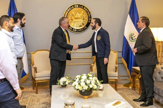 Bukele se reúne con inversionistas para comprometerse a pagar créditos