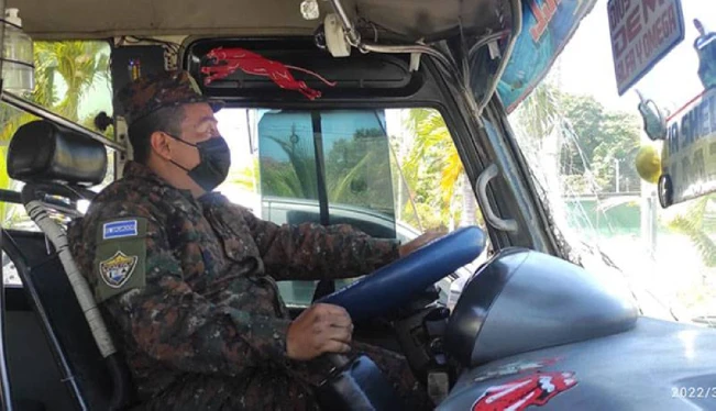 Gobierno interviene dos rutas de microbuses con militares