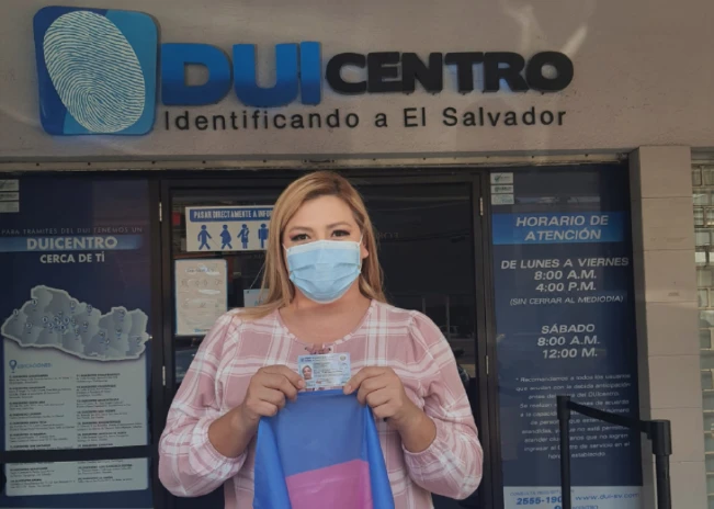 Bianka, la primera mujer trans que consigue cambiarse el nombre en El Salvador