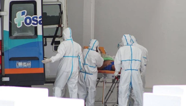 Médicos elogian vacunación y critican falta de transparencia a dos años del covid-19