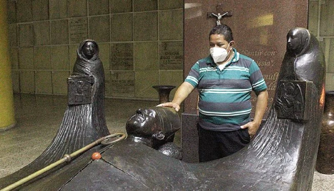 Un guía de la tumba de Romero sobrevivió a la masacre en el funeral del santo