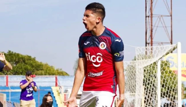 El noble gesto de Kevin Reyes con un pequeño hincha de FAS antes de su cirugía