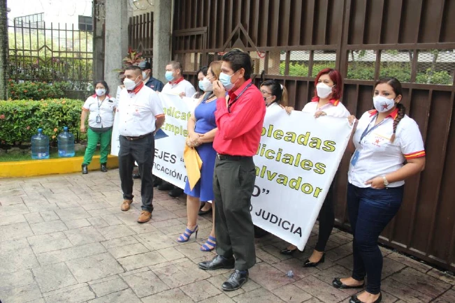 Denuncian traslados y disminución de salarios a empleados de la Corte