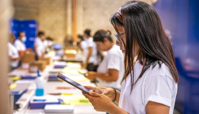 El Salvador iniciará entrega de tablets a estudiantes este lunes