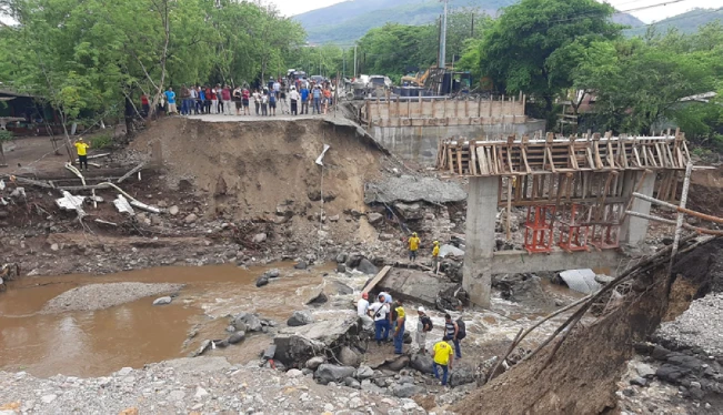 Colapso de puente en Guatemala dificulta tránsito hacia frontera Anguiatú de El Salvador