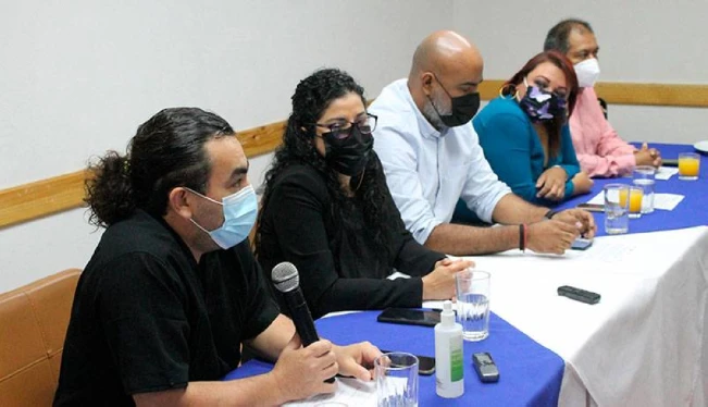 Mesa de periodistas ve futuro incierto para los medios de comunicación