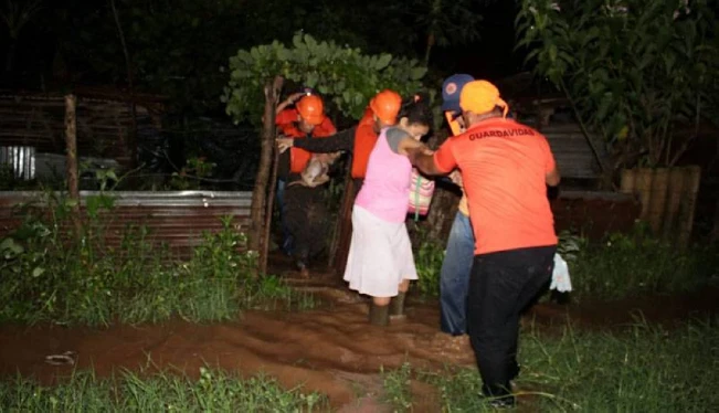 Evacúan a familias afectadas por la lluvia en Acajutla, Sonsonate