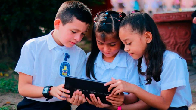 Proyectan finalizar entrega de laptops y tablets al 100% de estudiantes en julio
