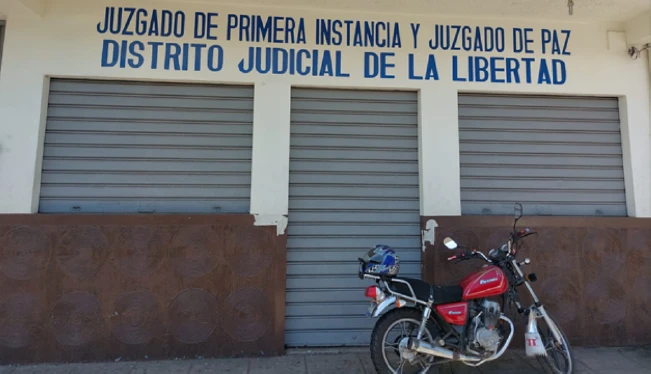 Acusan a exalcalde y exsecretario municipal de La Libertad por tres delitos