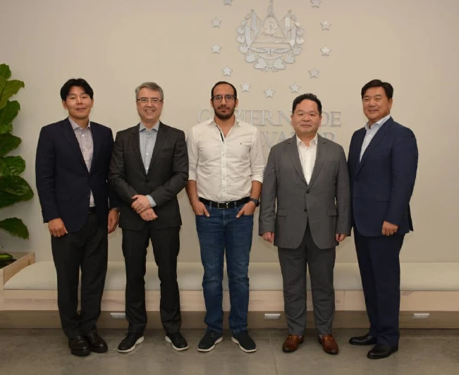 Presidente de Samsung Latinoamérica se reúne con personeros del Gobierno salvadoreño