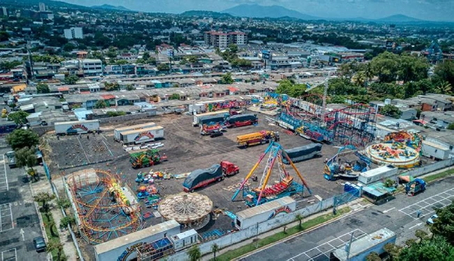 Instalan juegos mecánicos en campo de la feria “Sivarland”