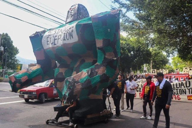 Pleito entre Nuevas Ideas y FMLN por quema de una bandera de EE.UU.