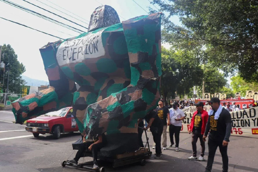 Pleito entre Nuevas Ideas y FMLN por quema de una bandera de EE.UU.