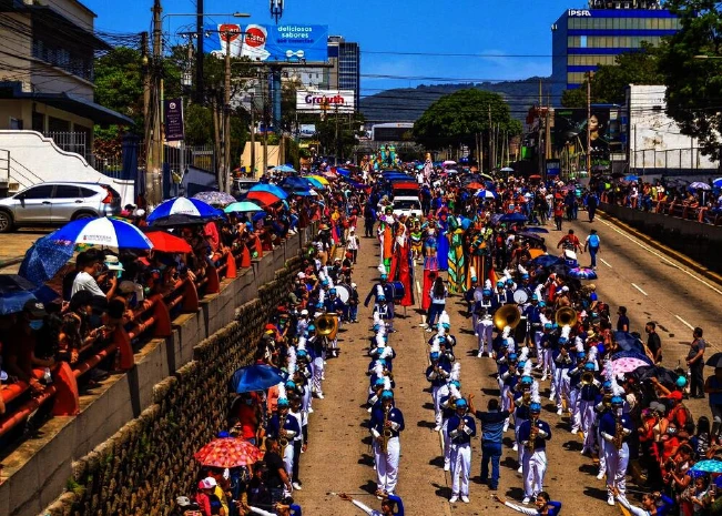 Colorido desfile del Comercio llegó con derroche de alegría a las calles de San Salvador