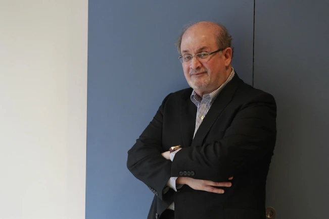 Atacan al escritor Salman Rushdie durante una presentación en Nueva York