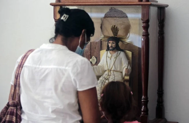Policía de Nicaragua prohíbe procesión católica