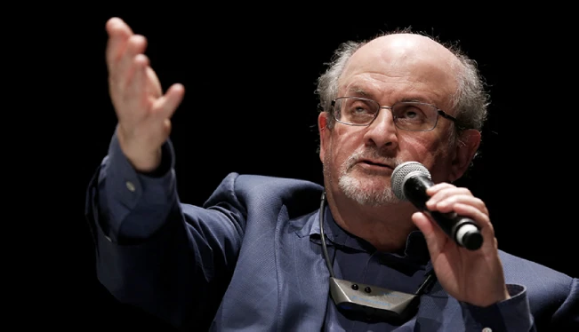 Rushdie habla con los investigadores mientras permanece hospitalizado en Nueva York