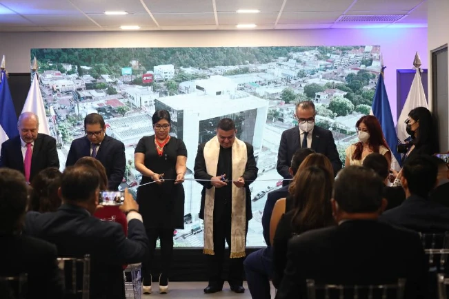 Padre Edwin Baños bendice nuevo edificio arrendado por el TSE