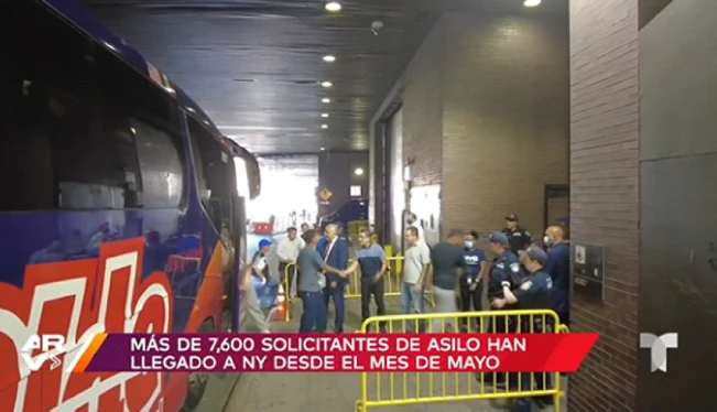 Caos en Nueva York por envíos masivos de migrantes desde Texas