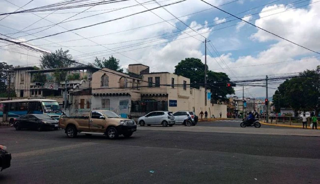 Comuna capitalina limpia y pinta la casa Salaverría en alameda Juan Pablo II