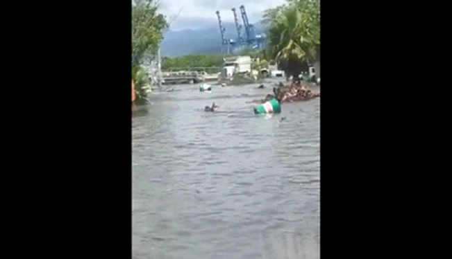 Tsunami y terremoto golpean el sur de México y dejan daños considerables en Estado de Colima