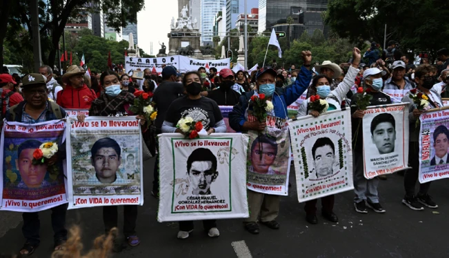 Miles marchan en México a ocho años de la desaparición de 43 estudiantes