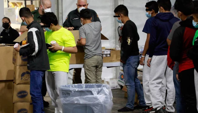 Denuncian que niños migrantes no acompañados vuelven a ser víctimas de malos tratos en EEUU