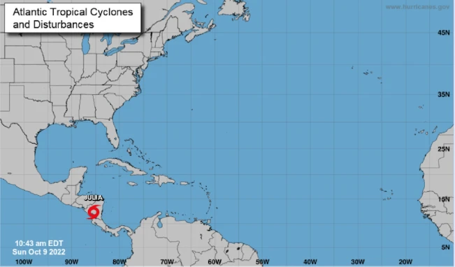Julia se degrada a tormenta tropical, pero mantiene vientos de hasta 110 km/h