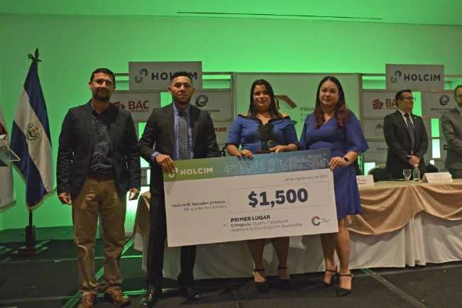 Holcim El Salvador premió a estudiantes en Concurso a la Construcción Sostenible de CASALCO