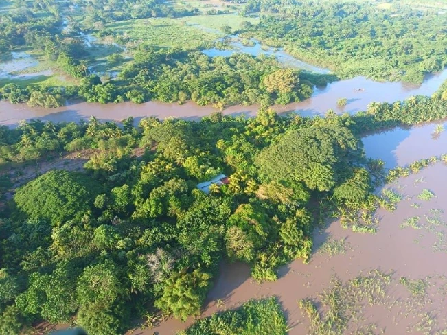 El río Grande se desborda e inunda comunidades de Usulután