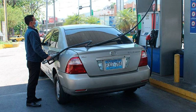 Fijan precios a combustibles hasta fin de año y otorgan $10 millones para créditos