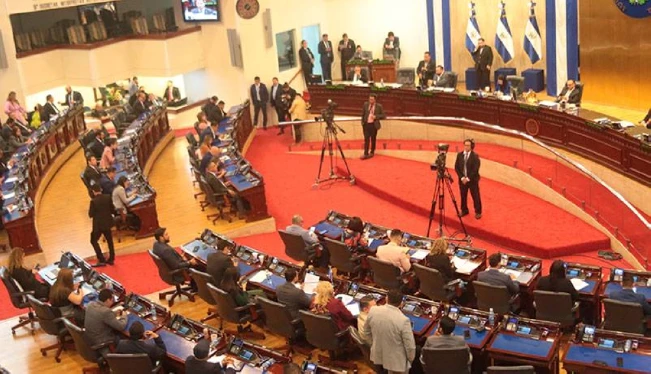 Aprueban votación electrónica desde el exterior, oposición teme un fraude