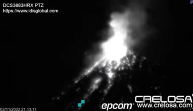 Volcán de Fuego con poderosas explosiones y lava se iluminaba este miércoles en Guatemala