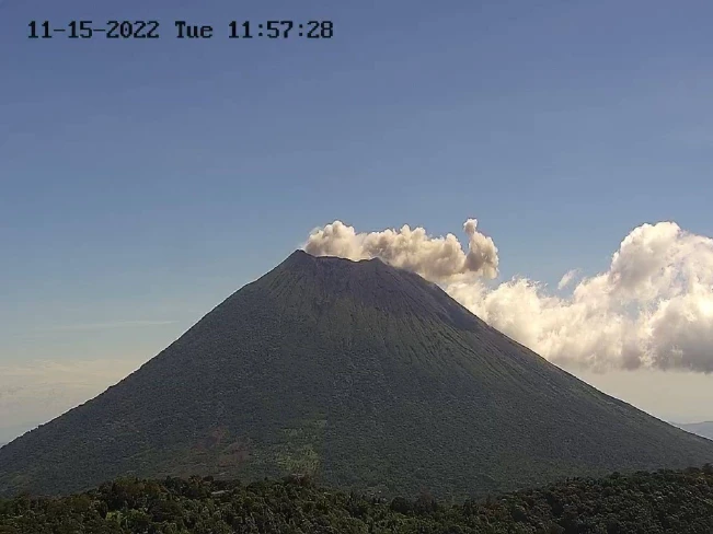 El volcán de San Miguel expulsa cenizas y gases