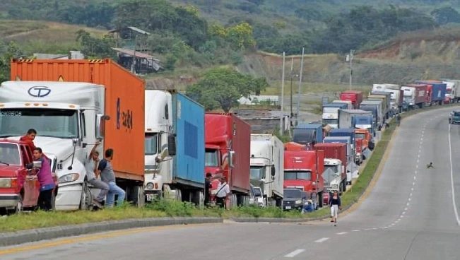 Cierre en La Hachadura provoca 80 kilómetros de fila de camiones