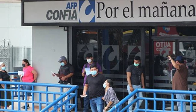 Gobierno presenta reforma de pensiones y promete aumentarlas a todos