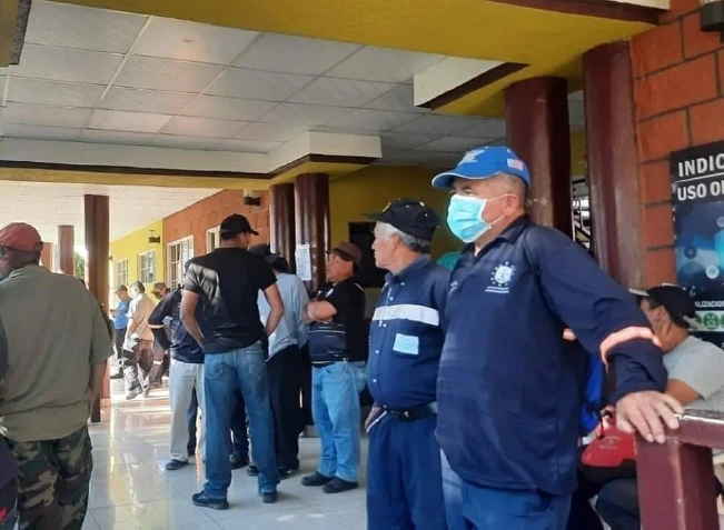 Trabajadores de la alcaldía de Santiago de María suspenden labores por falta de pago