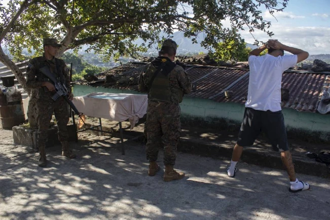 Tres cercos militares dejan cerca de 1,000 detenidos