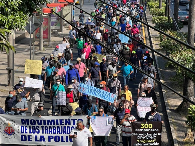 Policías despedidos marchan a Casa Presidencial para exigir indemnización