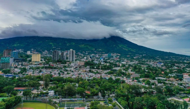 Continuarán los vientos en menor escala este domingo, según Marn