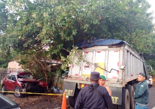 Aparatoso accidente entre pick up y rastra deja un muerto y un lesionado en carretera al Puerto de La Libertad